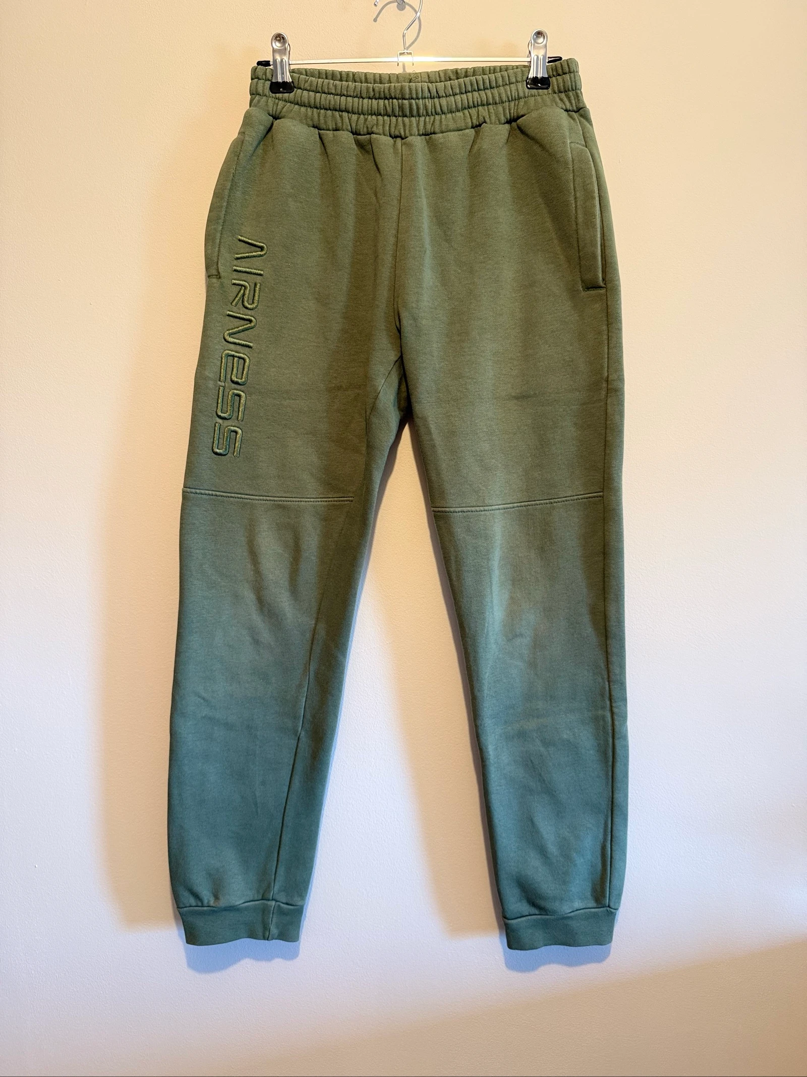 Pantalon jogging enfant Airness kaki – 10 ans – État proche du neuf